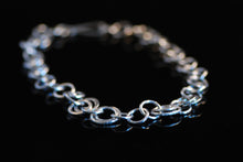 Silverhalsband av ringar med lite variation