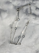 Halsband av stavar och fyrkanter i silver