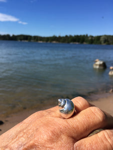 Luftig ring med strandsnäcka i silver
