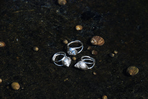 Luftig ring med strandsnäcka i silver