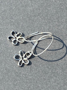 Handgjorda ringar med hängande blomma