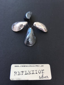 Enkel blåmussla på stift som örhänge i silver