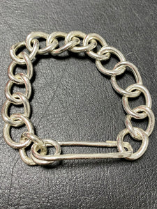 Handgjort pansarlänksarmband med säkerhetsnålsspänne i silver